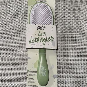 Studio Dry Sage Green White Detangling Hair Brush